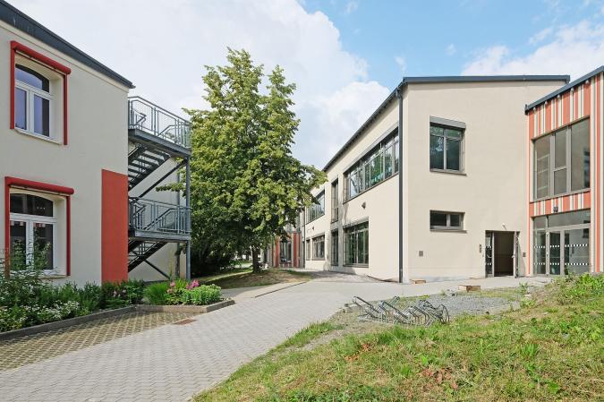 Blick auf Alt- und Neubau