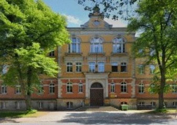 Haupteingang der Schule