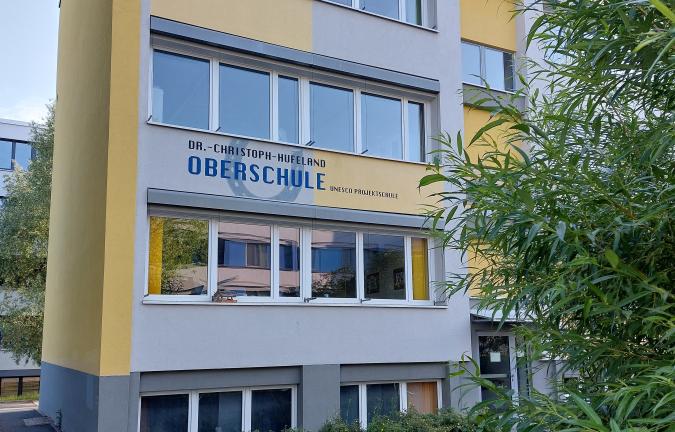 Nebeneingang Schullogo