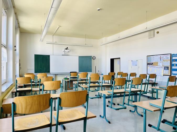 große Klassenzimmer, digitale Tafel und Apple TV in jedem Klassenzimmer vorhanden