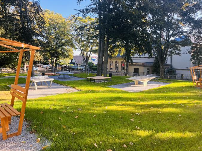 Unser im Herbst 2023 neu gestalteter Pausenhof/Klassenzimmer im Grünen