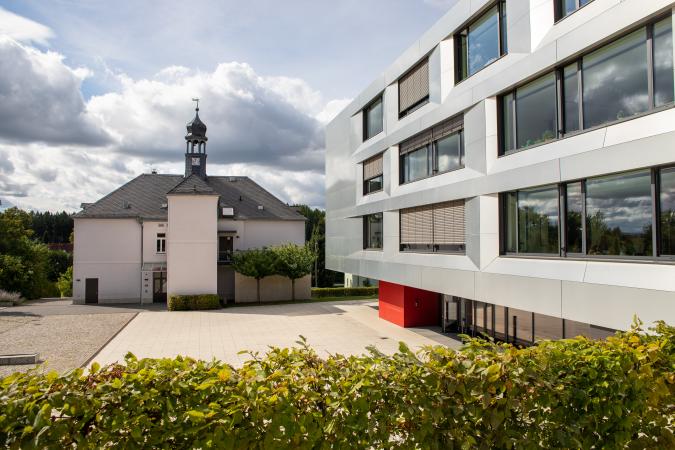 Sachsenring-Oberschule mit Neubau, historischem Altbau, Vorderschulhof und Sitztreppe
