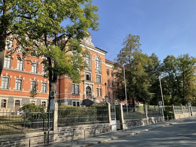 Vorderansicht des Julius-Mosen-Gymnasiums in Oelsnitz