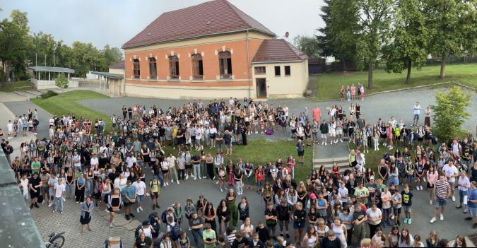 Schulhof mit Schülerinnen und Schülern