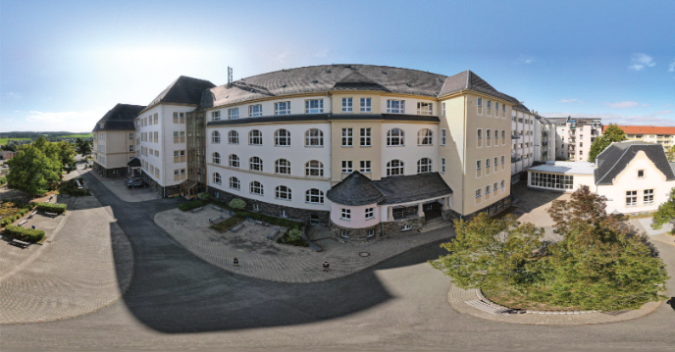 Blick auf das Schulgebäude vom Schulhof aus