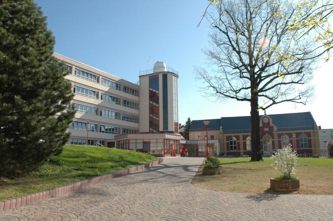 Blick auf Haus 4 und Aula