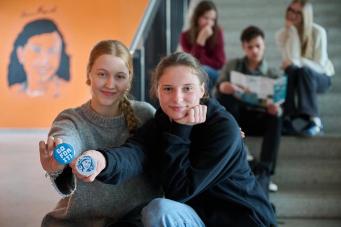 Schülerinnen in unserem Foyer
