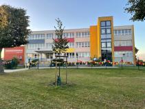 Das Schulgebäude geschmückt zum 50jähren Jubiläum