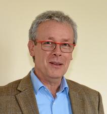 Das Bild zeigt den Schulleiter Dr. Thomas Luther.